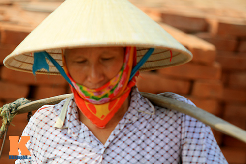 nhoc nhan phan nu ganh gach muu sinh - 11