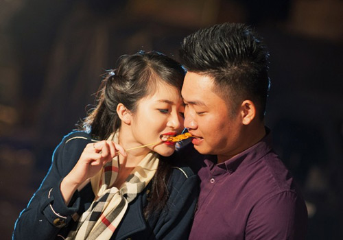 cap doi chup anh cuoi duoi tram nghin tia lua - 8