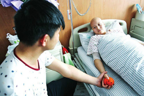 tq: chang trai bo viec cham soc ban gai bi ung thu - 1
