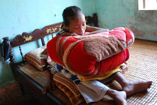 xot xa thieu nu 10 nam om goi ngu ngoi - 2