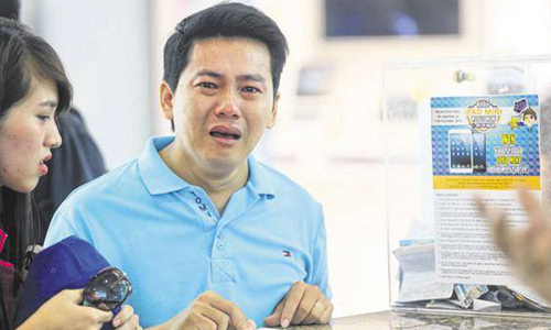 clip du khach viet quy goi xin tra iphone 6 o singapore - 2