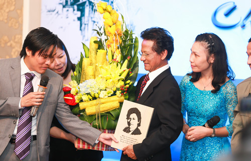 che linh am ap trong vong tay fan ham mo - 12