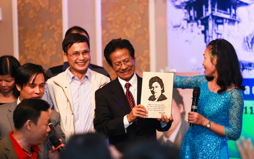 che linh am ap trong vong tay fan ham mo - 13