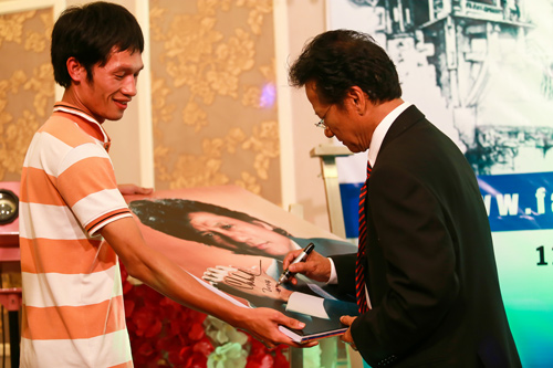 che linh am ap trong vong tay fan ham mo - 16