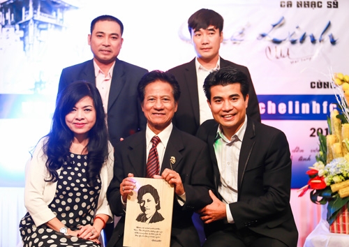 che linh am ap trong vong tay fan ham mo - 17