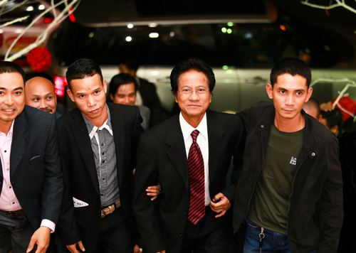 che linh am ap trong vong tay fan ham mo - 3