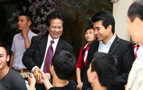 che linh am ap trong vong tay fan ham mo - 4