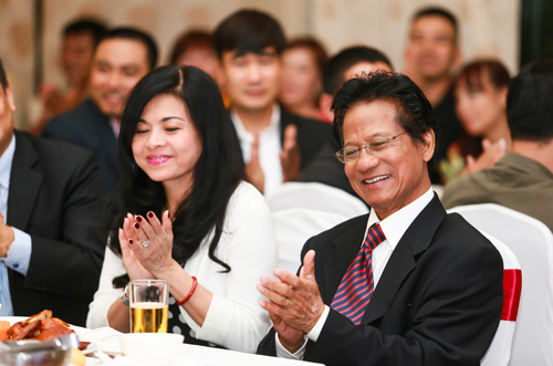 che linh am ap trong vong tay fan ham mo - 7