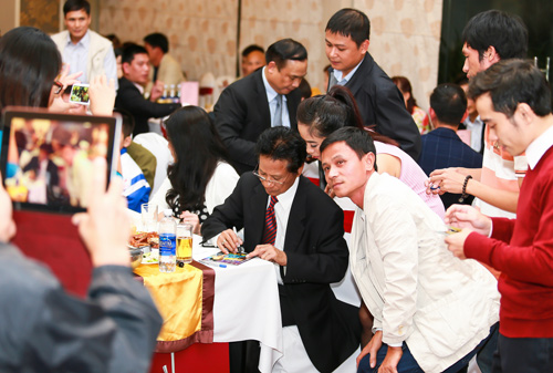 che linh am ap trong vong tay fan ham mo - 9
