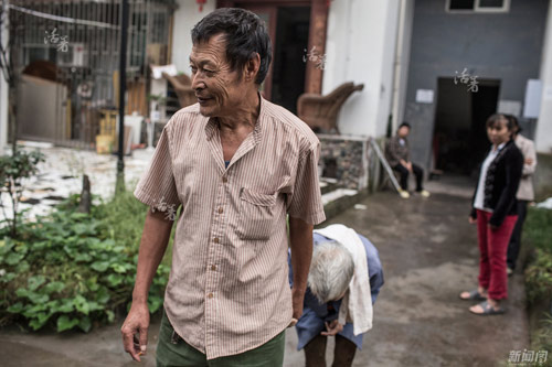 cam dong nguoi chong 30 nam cham vo bi benh - 10