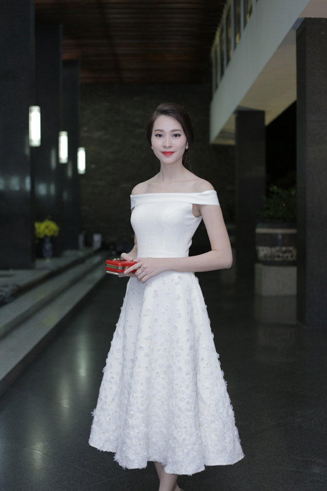Mỹ nhân Việt đẹp dịu dàng trong sắc trắng