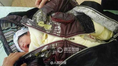 phat hien tre so sinh trong tui xach tren tau dien - 1