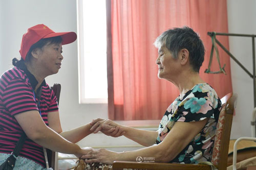 Cảm động tình yêu đôi vợ chồng đưa báo - 10