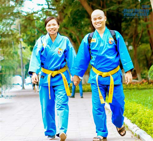 cap doi hlv yeu nhau 5 nam “cam nang” ngay lan cham mat dau tien - 6