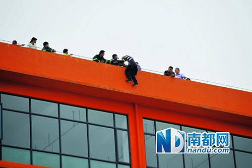 vo bo di, chong om con 4 tuoi len noc nha doi tu tu - 4