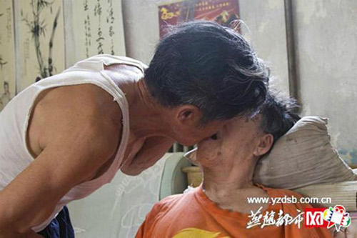 nguoi chong 11 nam bon com cho vo bi bai liet - 1