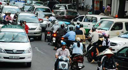 tp.hcm: nhieu hang xe do, taxi khong giam cuoc - 1