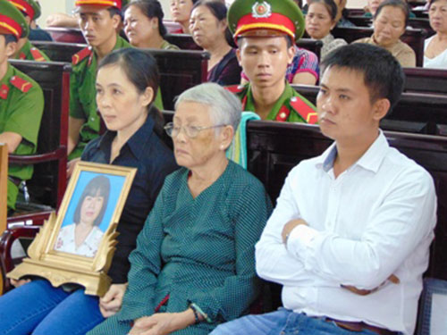 vo bi thu xa dot xac phi tang: toa xin loi gia dinh nan nhan - 2