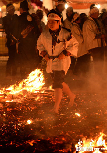 giat minh nghi le chay qua lua cua tre em nhat ban - 4