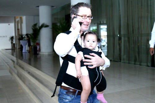 doan trang bi "lu mo" vi ve dep lai tay cua con gai - 1