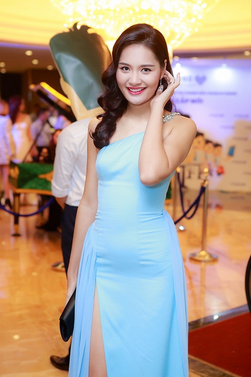 hh huong giang mac vay xe khoe chan dai bat tan - 3