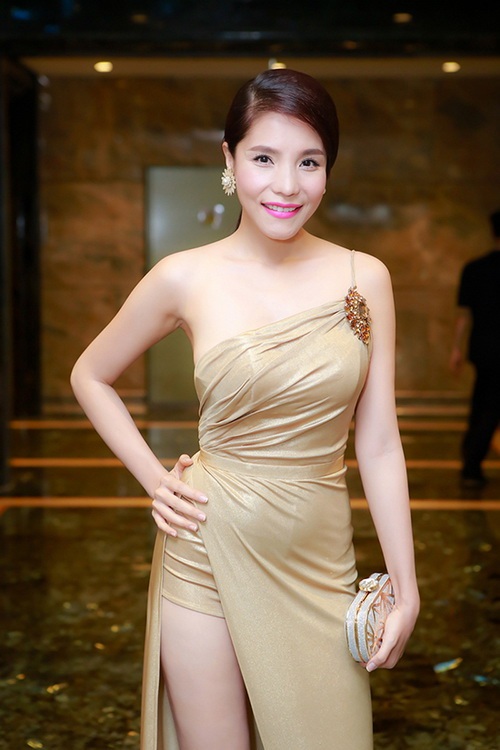 hh huong giang mac vay xe khoe chan dai bat tan - 6