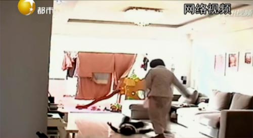 phan no video bao mau tat lien tiep vao mat be trai - 1