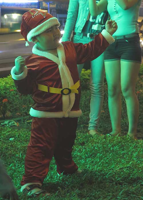 ngam nhung ong gia noel nhi sieu dang yeu tren pho - 5