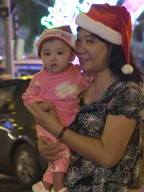ngam nhung ong gia noel nhi sieu dang yeu tren pho - 6