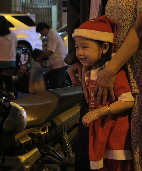 ngam nhung ong gia noel nhi sieu dang yeu tren pho - 7