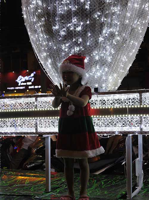 ngam nhung ong gia noel nhi sieu dang yeu tren pho - 8
