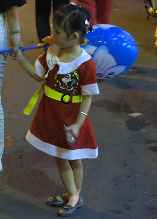 ngam nhung ong gia noel nhi sieu dang yeu tren pho - 9