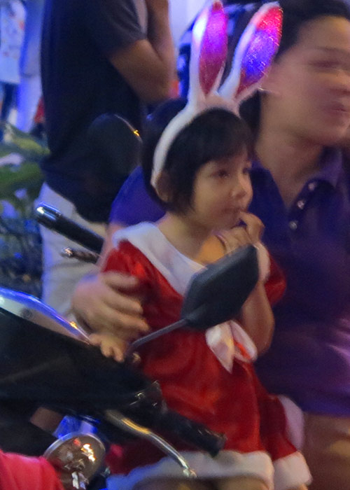 ngam nhung ong gia noel nhi sieu dang yeu tren pho - 10