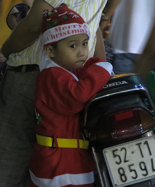 ngam nhung ong gia noel nhi sieu dang yeu tren pho - 11