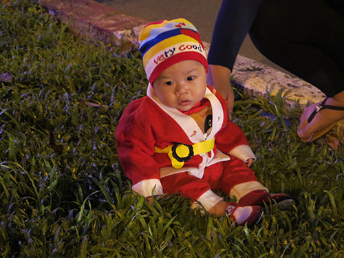 ngam nhung ong gia noel nhi sieu dang yeu tren pho - 1