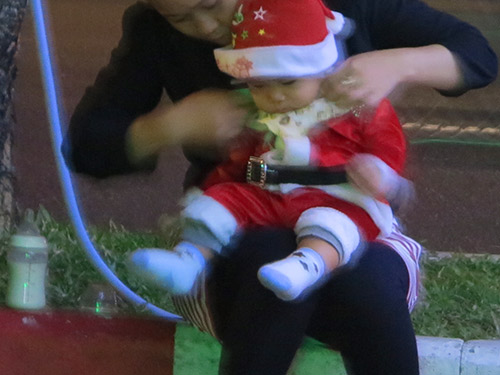 ngam nhung ong gia noel nhi sieu dang yeu tren pho - 3