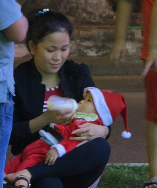 ngam nhung ong gia noel nhi sieu dang yeu tren pho - 4