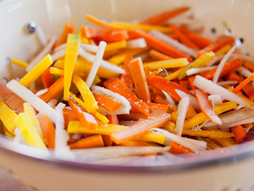 Củ cải và cà rốt ngâm chua chống ngán cho Tết - 3