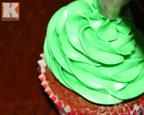 tu lam banh cupcake cay thong noel dep mat - 5