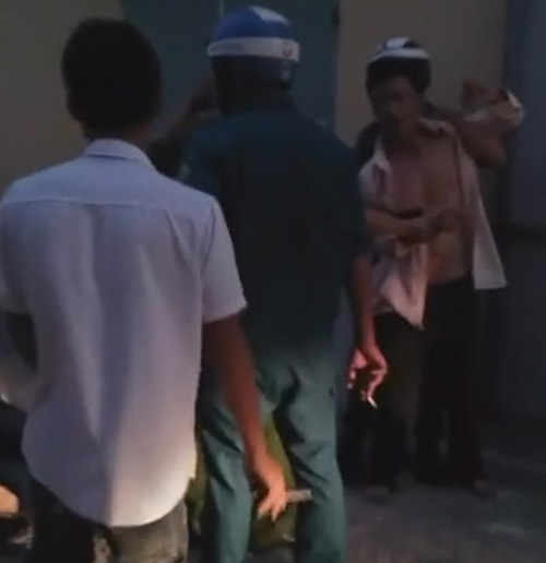 chong dung dao cua co vo ngay truoc cua nha, con gai gao khoc - 4