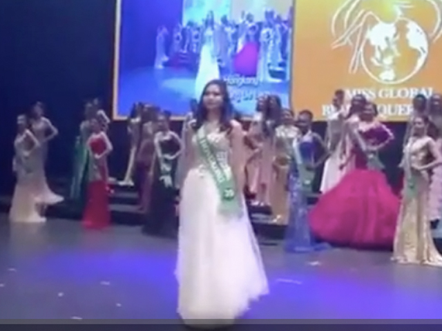 hoa hau hong kong bi che cuoi vi man catwalk nhu mong du - 3