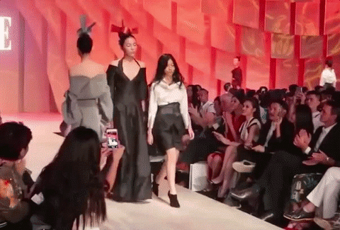 cham diem trinh catwalk cua loat hoa hau viet khi tan cong san dien - 8