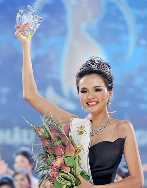 sau dang quang, loat hoa hau viet nang hang nhan sac, sang trang cuoc doi - 19