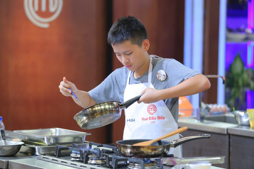 quoc huan “lac de”, minh anh tien thang vao chung ket vua dau bep nhi - 11