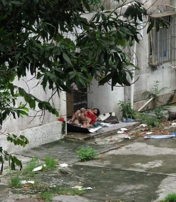 Cô gái tâm thần bị 'quan hệ' giữa ban ngày - 1