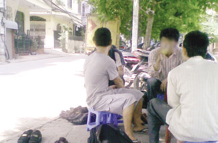 Chợ giầy "hàng hiệu" chuyên đồ... ăn trộm - 2