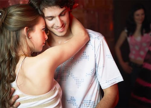Người yêu “qua lại” với gái nhà hàng - 1