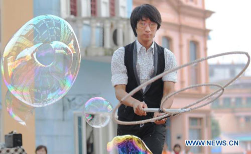 Biểu diễn ảo thuật từ bong bóng xà phòng - 1