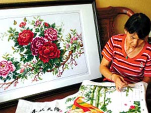 Bí kíp giặt tranh thêu chữ thập nhanh, sạch, đẹp