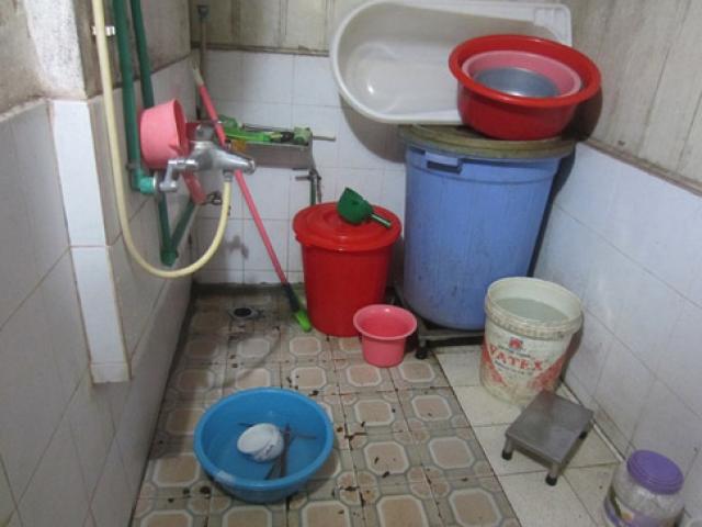 Chuyện khó tin ở Hà Nội: Dân đi vệ sinh vào... xô, chậu